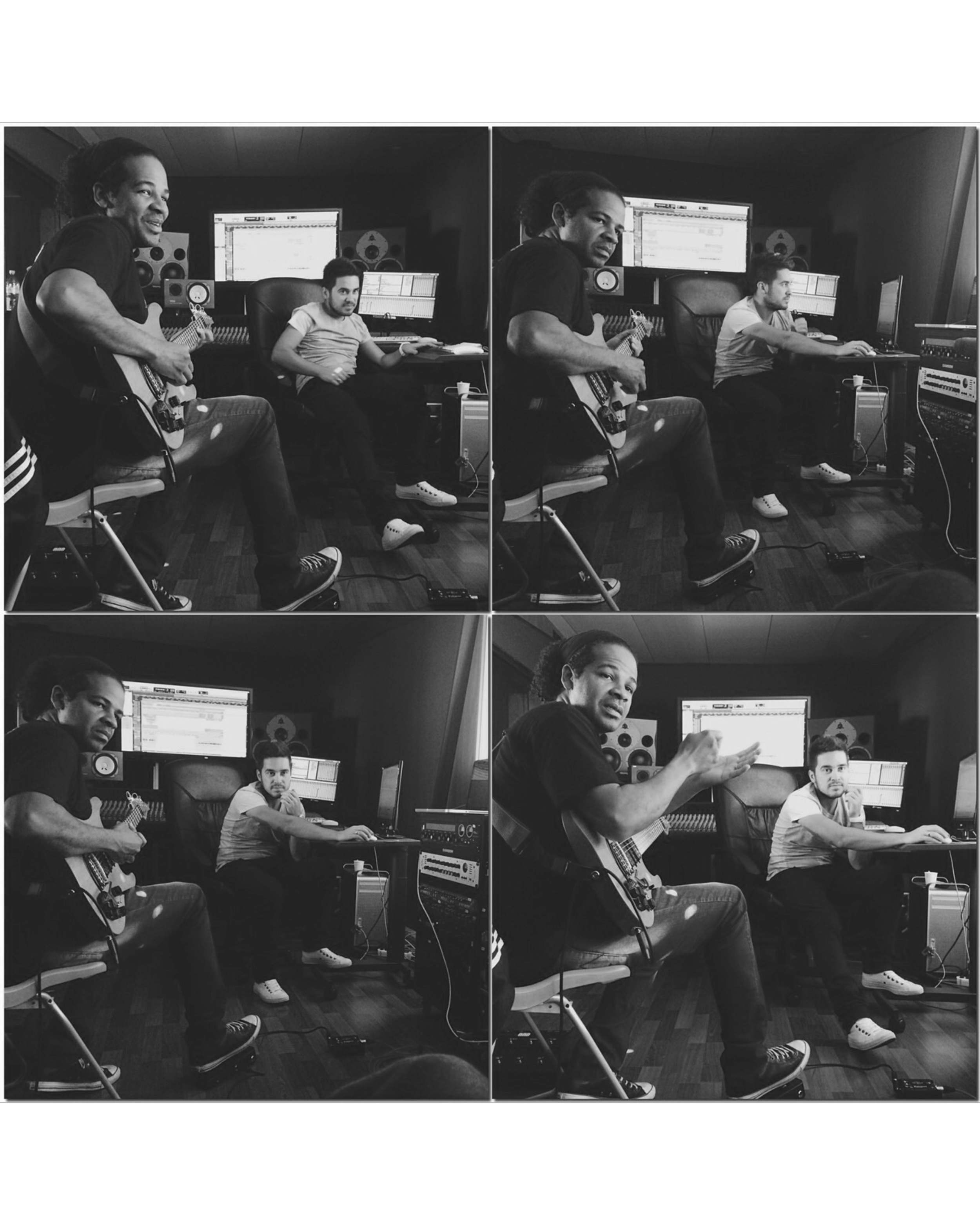 Quatre images d'un studio d'enregistrement montrant deux hommes avec guitare et ordinateur, en train de jouer ou discuter, en noir et blanc.